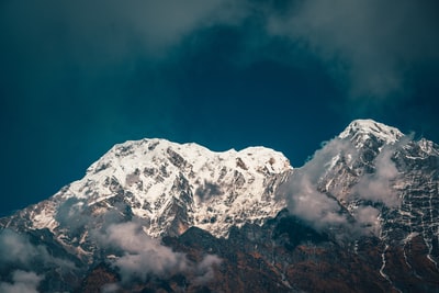 白天蓝天下的雪山